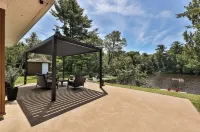 LAKEFRONT CHALET/FAMILY HOME- beautiful water views, hot tub, outdoor activities