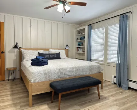 Sacandaga Lakefront Home, Pet Friendly, Sleeps 15! Fire Pit, Outdoor Deck โรงแรมในFulton County