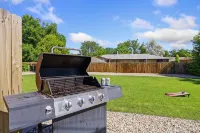 Comfortable Abode Near Historic Downtown - parking
