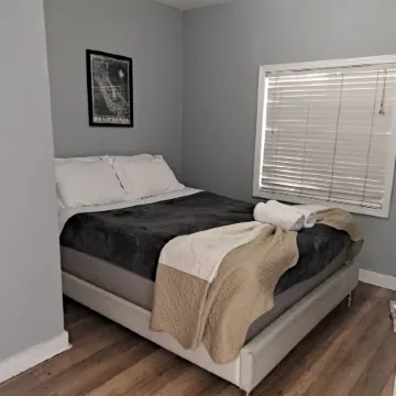 Amazing 3 bedrooms with 3  bedroom apt in the center of Beverly Hills Отели рядом с достопримечательностью «Golden Triangle»