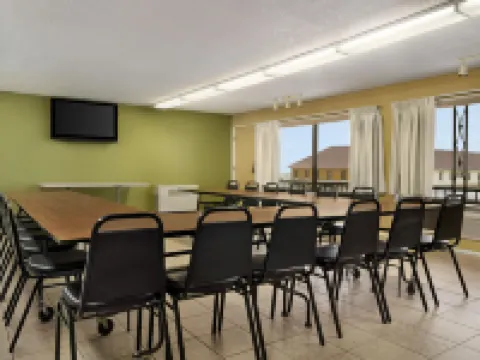 Super 8 by Wyndham Hearst on Hotels in Hearst