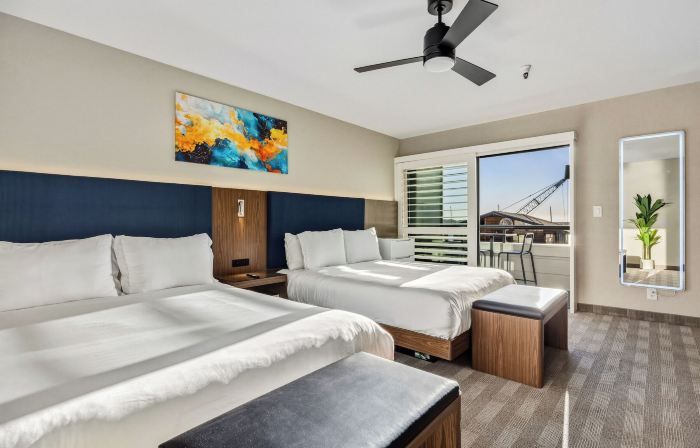 456 Embarcadero Inn & Suites