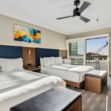 456 Embarcadero Inn & Suites