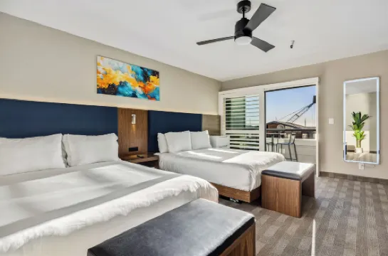 456 Embarcadero Inn & Suites