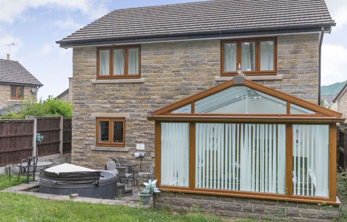 2 Carr Farm Close