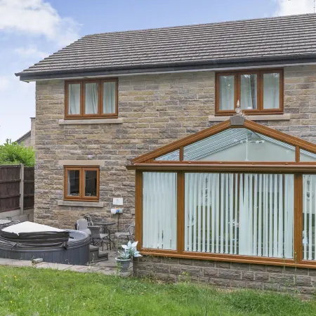 2 Carr Farm Close
