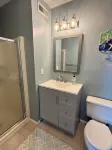 POOL, PARKING, 2BR 2 BA, walk to town! Hotel di 