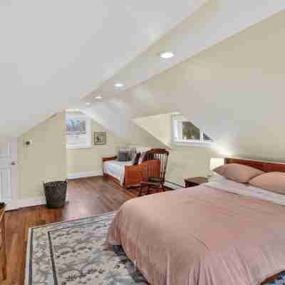 Saratoga Cottage 2br Near Track & Lake 2 Bedroom Home Rooms