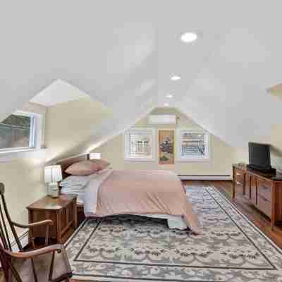 Saratoga Cottage 2br Near Track & Lake 2 Bedroom Home Rooms