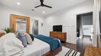 Bluebonnet Lane by Avantstay Near Lady Bird Lake + Downtown Patio + Firepit Designer Zilker Home
