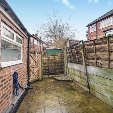 Cozy 3-Bedroom Home in Droylsden Отели в г. Теймсайд