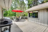 Walk to Lake Keowee: Salem Townhome w/ Deck - Gym