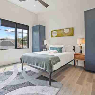 Stylish Getaway!-Columbus-3 Bedroom Masterpiece! Rooms