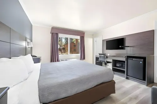 Econo Lodge Inn & Suites Heavenly Village Area