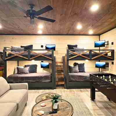 New Private Pool-6br-waterpark-mtn View-sleeps 18 Rooms
