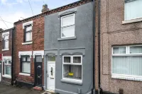 Contractor-friendly 2-bedroom house with free parking - Bungalows