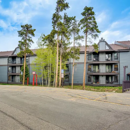 Cozy Condo w/ Balcony & Mtn View in Silverthorne!
