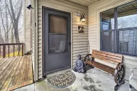 Hike, Ski & More! Modern Sugar Mtn Condo w/ Deck - 3つ星