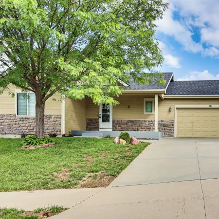4 Mi to K-state! Modern Garden-level Apt