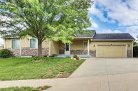 4 Mi to K-state! Modern Garden-level Apt - Homestays