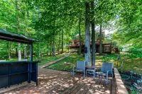 Spacious Lake Lodge With a Private Dock, Wraparound Decks & Foosball - 3-Sterne