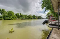 Outdoor Entertainment Space Home in McQueeney - Homestays