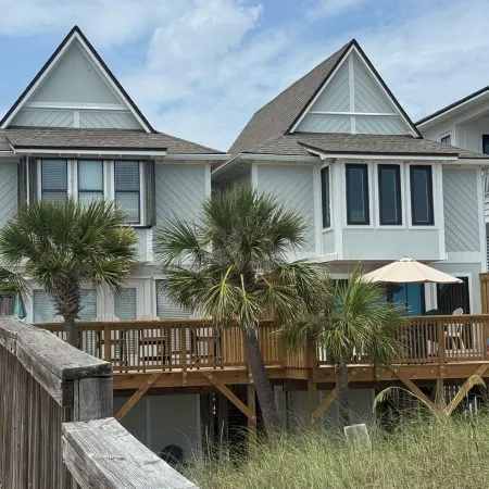 BEAUTIFUL Beach Cottage: Directly on the Beach!