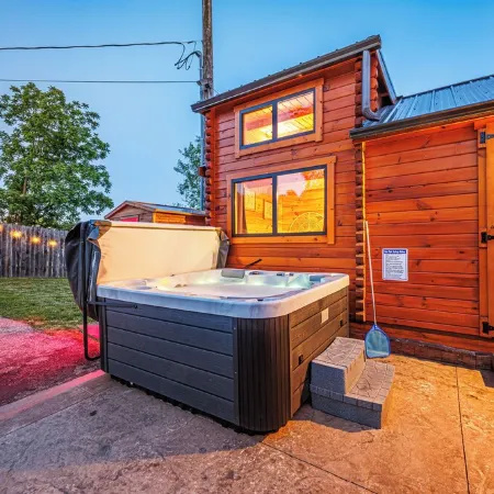 Charming 2-bedroom tiny cabin hot tub camp fire