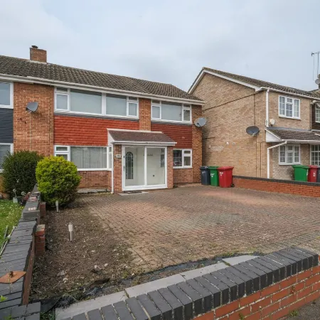 Elegant 5Br Home with Free EV,Garden and Parking