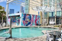 Lorenzo Hotel Dallas, Tapestry Collection by Hilton - piscina