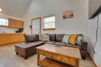 Walk to Main Street! Cozy Stockdale Cabin - 2-Star