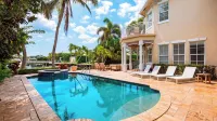Beach Drive Estate by Avantstay Canal-Front Pool + Hot Tub + Private Dock Walk to the Beach - 4-Star