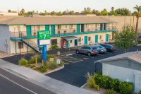 Motel 7 By OYO Near Phoenix Airport - Parkering