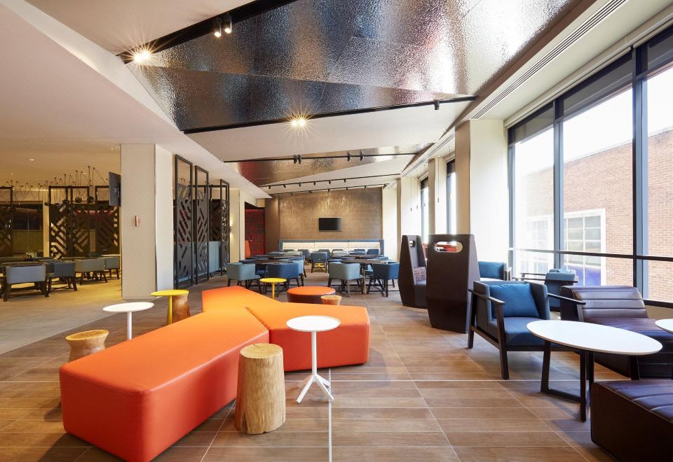 홀리데이 인 익스프레스 로비