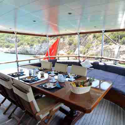 7 Deluxe - A Seductive Blend of Style and Serenity Dining/Meeting Rooms