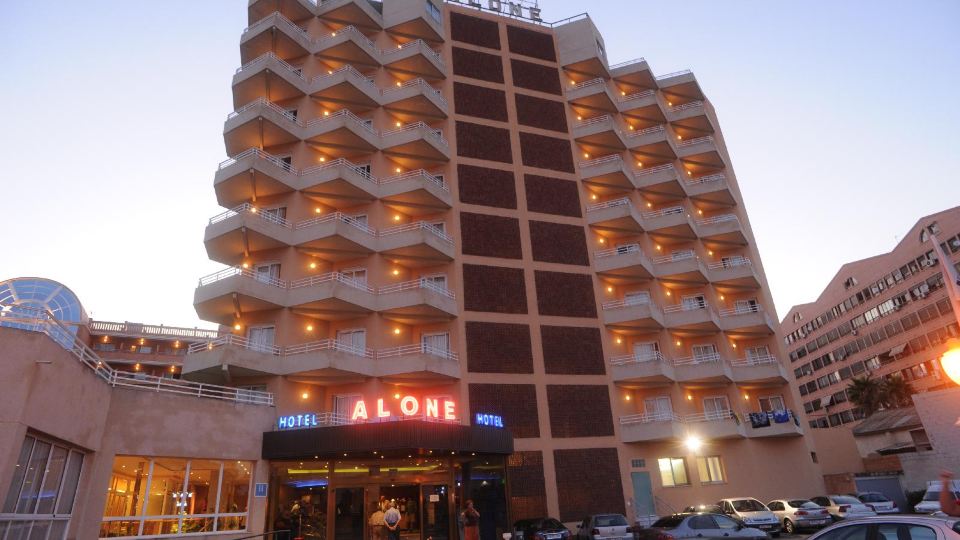 Hotel Alone