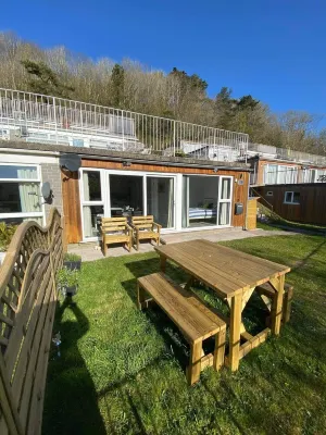 2 Bed Villa Sleeps 4 - Wifi Garden Sea Views - Villas
