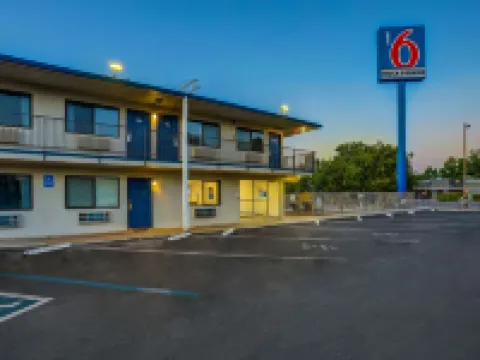 雷德布拉夫6號汽車旅館 雷德布拉夫酒店