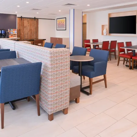 Holiday Inn Express & Suites OMAHA - 120TH AND MAPLE by IHG