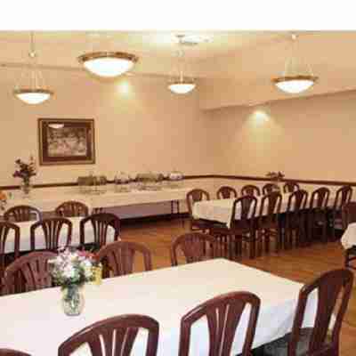 The Plaza Hotel & Suites Winona Dining/Meeting Rooms