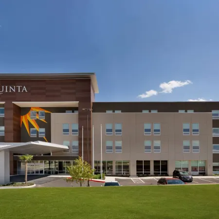 La Quinta Inn & Suites by Wyndham San Antonio Seaworld/Lafb Отели рядом с достопримечательностью «Аквапарк Акватика в Сан-Антонио»