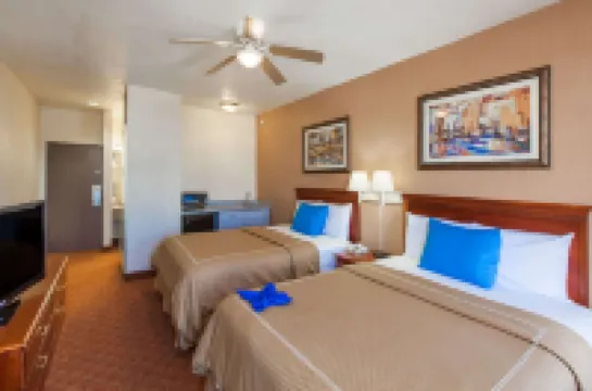 Days Inn & Suites by Wyndham NASA Space Center Houston