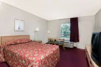 Knights Inn Fredericksburg - Parkplatz