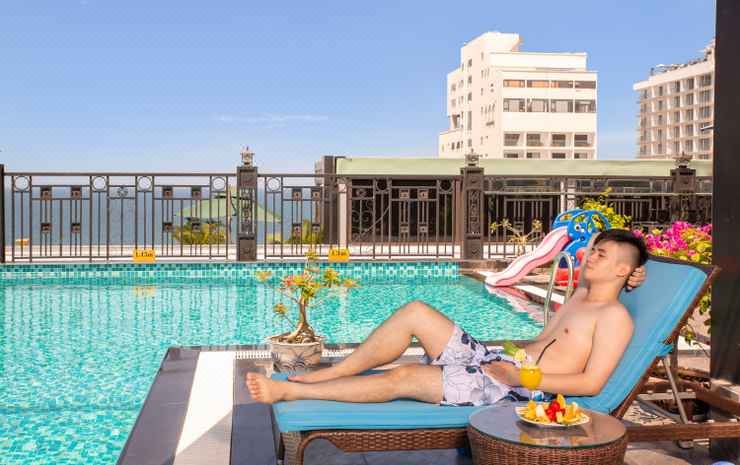 더 세일 호텔의 야외 수영장 및 휴식 공간