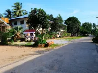 Roong Arun Resort Hotels in Chaiya