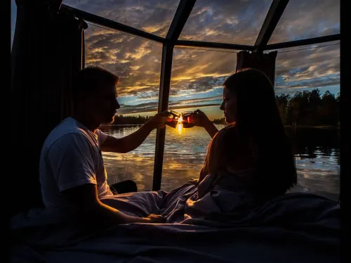 Peace & Quiet Hotel Floating Glass Room for 2 Guests Experience Northern Lights - Homestays