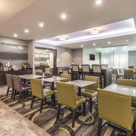 La Quinta Inn & Suites by Wyndham Arlington North 6 Flags Dr