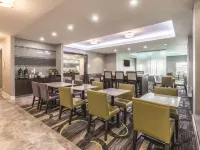 La Quinta Inn & Suites by Wyndham Arlington North 6 Flags Dr - breakfast