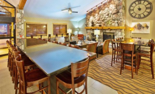 AmericInn by Wyndham Grand Forks
