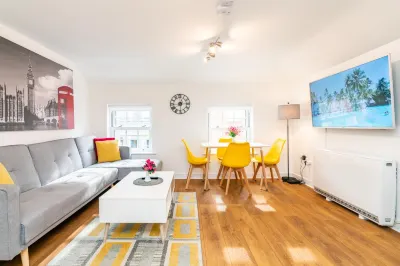 Central Apartment with 55” Smart TV+Netflix Hotels near Specsavers Opticians and Audiologists - Andover